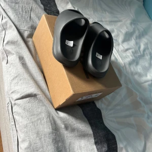 Yeezy slides - Fick dom av en vän