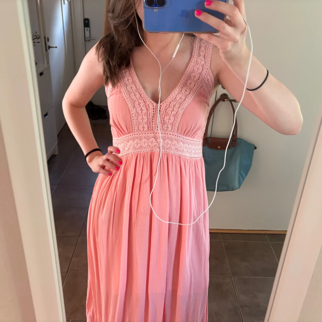 Ljusrosa långklänning med spetsdetaljer - 1