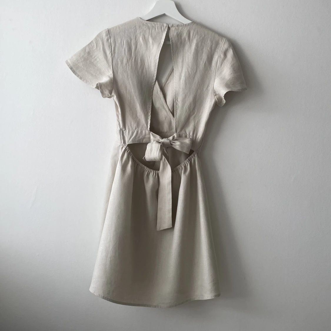 Somrig linneklänning från NA-KD