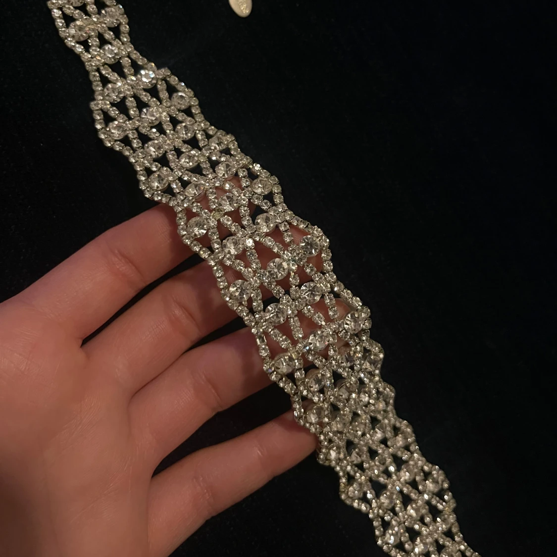 Glittrig bred choker i silver - 1