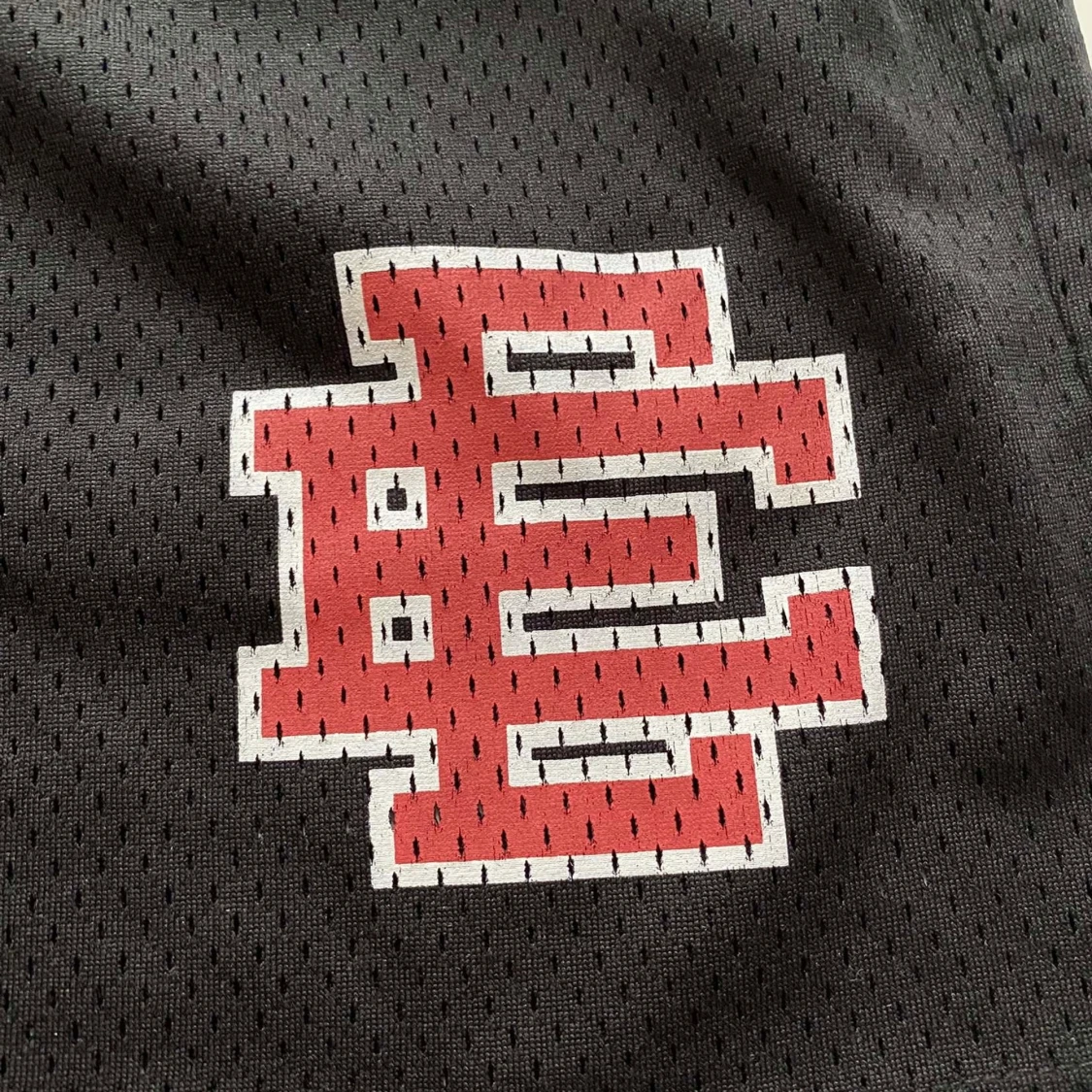 Svarta meshshorts med röd brodyr - 2