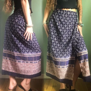 Bohemian maxi skirt - Otrolig bohemisk omlott långkjol i felfritt skick, köpt på Beyond Retro💎jag på bilden är strl 38/M. Passar S/M!