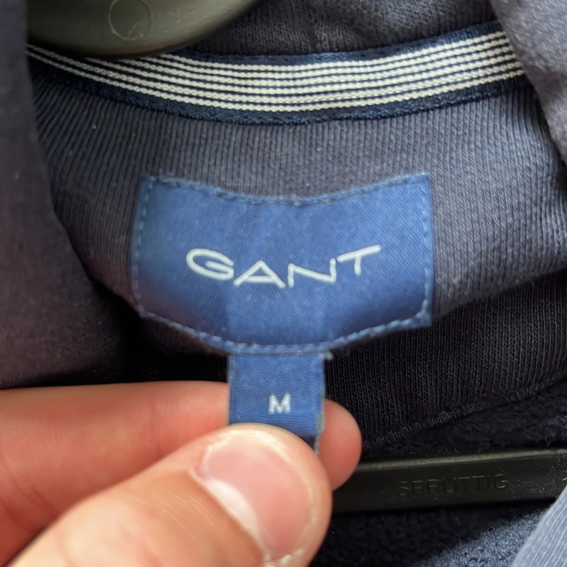 Mörkblå hoodie från GANT med logga - 2