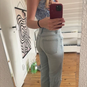 mid waist zara jeans  - Säljer mina älskade zara jeans. säljer då de är för små. en liten blekt fläck på baksidan men inget som läggs märke till. går även att byta till storlek 36