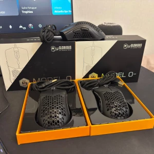 gaming mouse / glorious model O/glorious model O-/NOS 650 - Säljes: Gamingmöss – Tre för 650kr! Jag säljer tre gamingmöss tillsammans för 650kr. Mössen är sparsamt använda och fungerar helt felfritt utan några som helst problem. Följande möss ingår:   * Glorious Model O: Originalkartong medföljer.   * Glorious Model O-: Originalkartong medföljer.   * Nos M650 Kartong saknas.  Eller om ni har något att byta ut de bara skriv till mig   Vid intresse eller om ni önskar fler bilder, vänligen kontakta mig via privat meddelande. 😁👍  