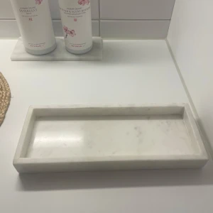 Marmor bricka från MIO  - Längd 30 cm  Bredd 12 cm, köparen står alltid för frakt 🌸