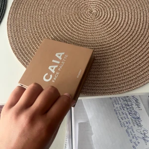 CAIA Face Palette Classy - Säljer en CAIA Face Palette i färgen Classy. Paletten innehåller fyra puderprodukter: bronzer, rouge, highlighter och contour. Färgerna är neutrala och passar till en naturlig look. Kompakt förpackning i beige plast med spegel inuti.