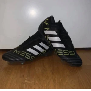 Adidas Nemezis fotbollsskor  - Addidas Nemezis. HELT NYA.  Endast testade en gång inomhus. Säljer pga för små  NYPRIS 3500kr 