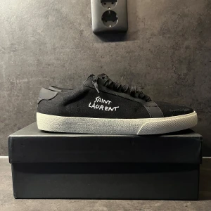 Saint Laurent skor - Jätte fint par svarta saint laurant skor som är perfekta till sommaren. Tveka ej på att skriva