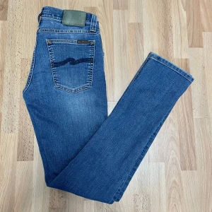 Nudie jeans slim blå - Ett par Nudie jeans med storlek: W28 L32. Jeansen är i riktigt bra skick och bra kvalité. Hör av er vid minsta lilla fråga👍