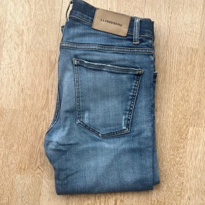 J.Lindeberg jeans - J.Lindeberg Jeans med slitningar | Modell: Jay | Passform: Slimfit | Mycket bra skick | Storlek: 31/32 | Retail: 1600kr | Skriv vid frågor och funderingar.