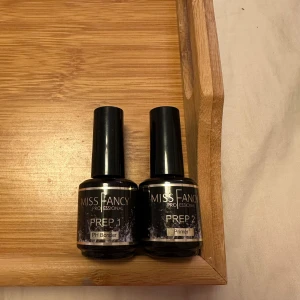Miss Fancy Primer & PH Bonder - Två flaskor från Miss Fancy Professional: en PH Bonder (Prep 1) och en Primer (Prep 2). Båda kommer i svarta glasflaskor med svart lock och stilren etikett.