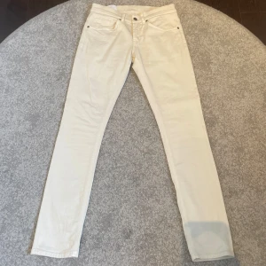 Dondup George Jeans - Tja! Säljer dessa sjukt snygga o helt nya Dondup George Jeansen! Storlek 29 ( sitter som 30 ) Skick 10/10  Nypris: 3199  Säljer: för 1150