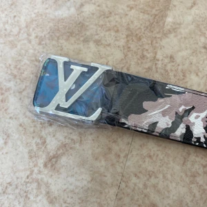 L bälte med graffiti  - Snyggt bälte från L/v helt nytt med graffiti färg på 115cm