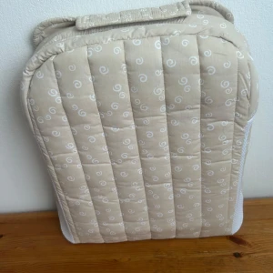 Baby Delight Snuggle Nest - Bekväm och portabel babynest från Baby Delight. Perfekt för resor eller hemmabruk. Lätt att packa ihop och ta med sig.