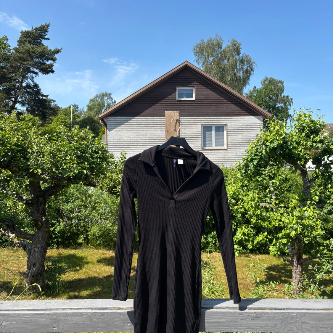 Svart ribbad klänning från H&M Divided