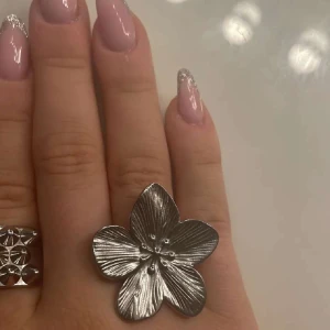 Stor silverfärgad blomring - Få tal gånger använd men som ny. 💕
