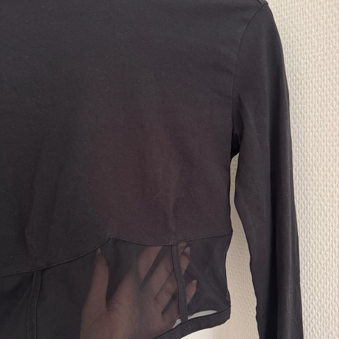 Svart croppad polotopp med meshdetalj - 2