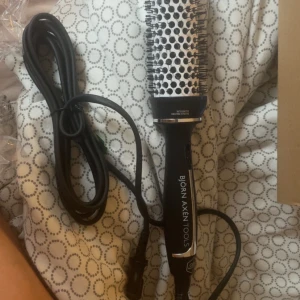 Värmeborste Björn Axén 38 mm - Säljer denna värmeborste från Björn Axén. Aldrig använd och ligger kvar i sin original förpackning tillsammans med en beskrivningen (se bild 4). Värmeborsten är 38 mm och är i nyskick!💕