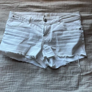 Vita low waist jeansshorts - Jätte fina vita low waist jeansshorts från Gina! Shortsen är min mosters gamla och kommer inte till användning. kontakta privat för frågor, bilder, pris o mm💞