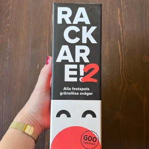 Rackare 2 - Rackare 2 är ett partyspel med 600 nya kort, perfekt för fester och spelkvällar med vänner. Spelet bjuder på gränslös humor och oväntade frågor som garanterat får alla att skratta. Passar dig som gillar snabba, roliga och utmanande spelrundor.