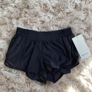 Lululemon lowwaist shorts - Helt nya, endast testade på bilden, oanvända och lågmidjade shorts från lululemon! Köpta för ca 680 kr, jag säljer de för endast 290kr då jag vill bli av med de snabbt!💗De är i storlek 6, och passar mig som vanligtvis har storlek Xs i byxor/shorts💗