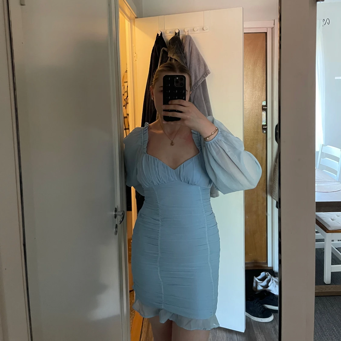 Ljusblå kort klänning från NLY Trend