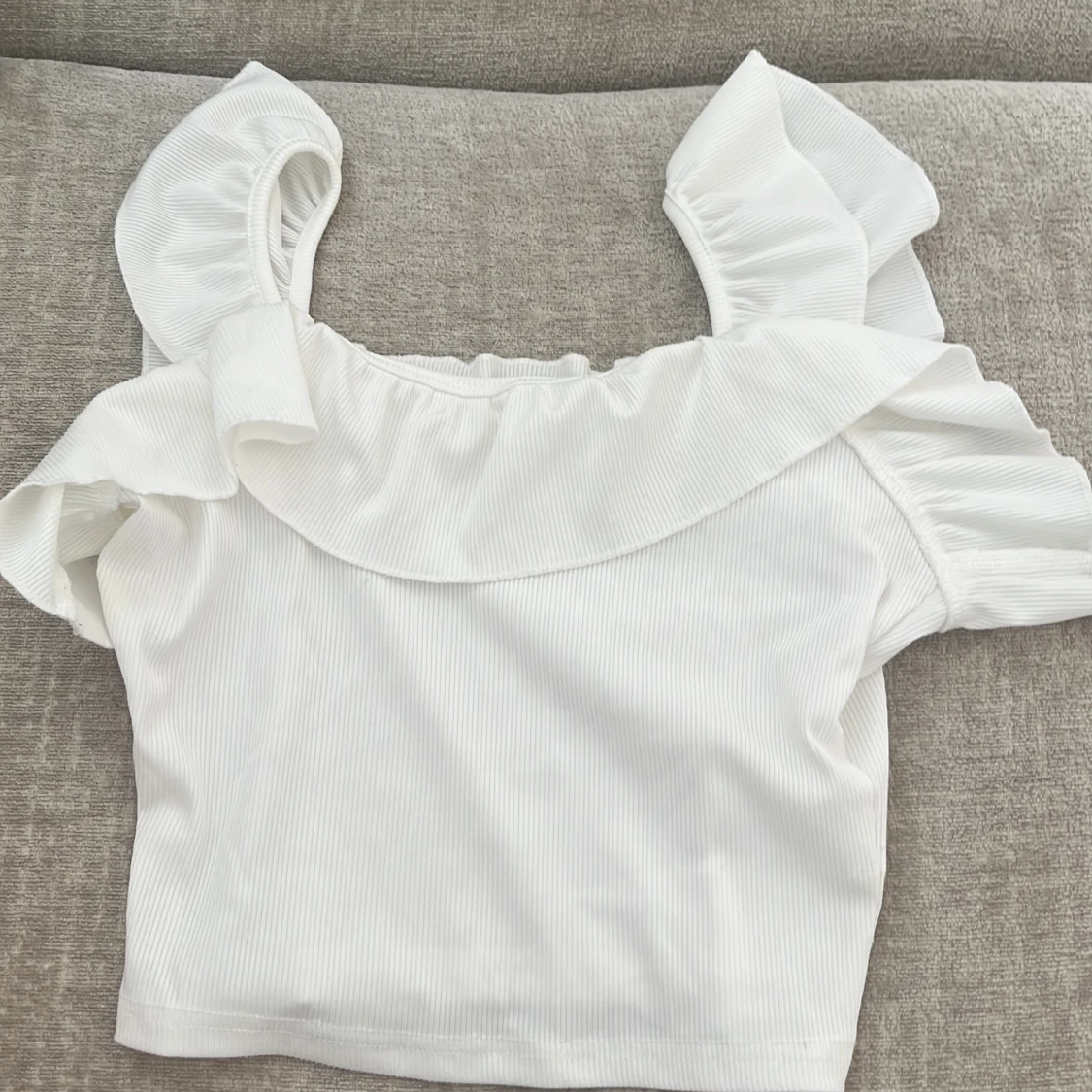 Vit croppad topp med volang - 1
