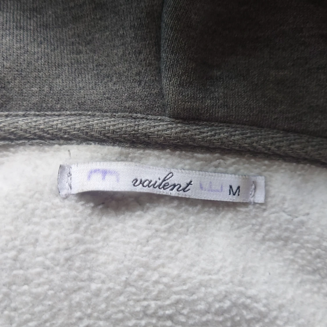 Grå hoodie med tryck från Vailent - 2