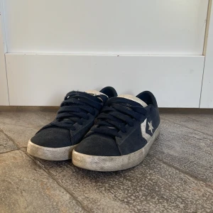 Mörkblå Converse CONS sneakers mocka - Säljer ett par skit snygga blåa converse skor! Skicket är i 6,5/10 skulle jag säga. Pris kan diskuteras!