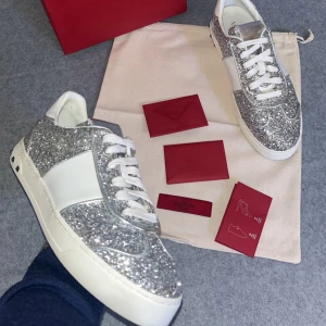 Valentino Flycrew Limited Edition - Valentino Flycrew | Väldigt eftertraktade | Riktigt snygga skor som passar med allt | Allt ingår! | Vädligt bra skick | Alla nitar kvar!! | Fraktas samma dag 🚚📦 | Äkthetsgaranti ingår✔️| Kontakta vid fler frågor eller funderingar ✔️