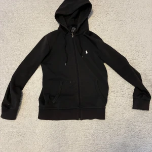 Svart hoodie från Polo Ralph Lauren - Säljer en svart Ralph Lauren hoodie, skriv för mer bilder/frågor 🙌🏼(Storlek Xs men passar även S) Skick 7/10 | Ny pris: 2145 kr 