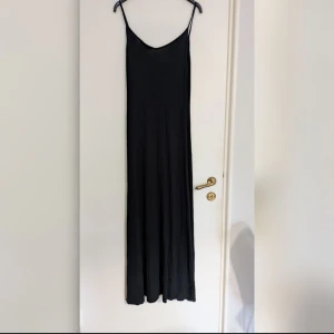 Långklänning - Svart, stretchig långklänning i storlek M.