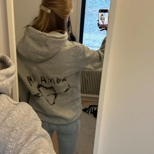 Grå Mira Paris ”Mi amor” hoodie - Supersnygg hoodie från Mira Paris i storlek S.  Oversized passform. Använd men fint skick! Nypris är runt 1,5k