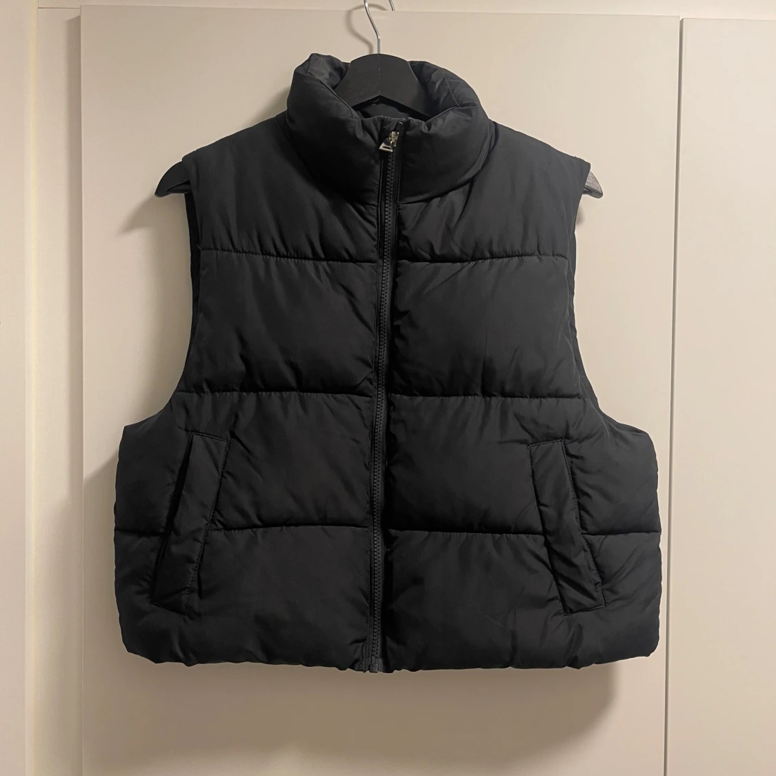 Svart dunväst från 157