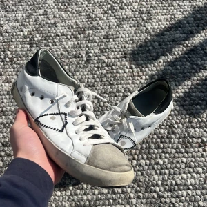 Philippe modell prsx - Vita skor från Philippe model som varit inlämnade och fixade hos en skomakare. Storlek 43 | Priset är ej hugget i sten och kan absolut diskuteras! Följare får 100kr rabatt och varan skickas alltid innan 48h📦🚚 /Scandi Reventio