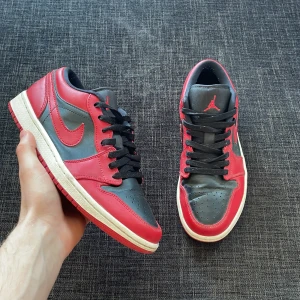 Nike Jordans - Snygga Nike Air Jordans i en klassisk röd och svart färgkombination. Skorna har en rund tå och snörning framtill. Perfekta för dig som älskar en sportig stil med en touch av retro. Hör av dig om du har några funderingar.