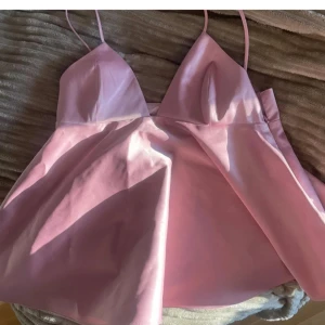 Rosa topp - Säljer denna oanvända rosa toppen från hm! Skriv för fler bilder