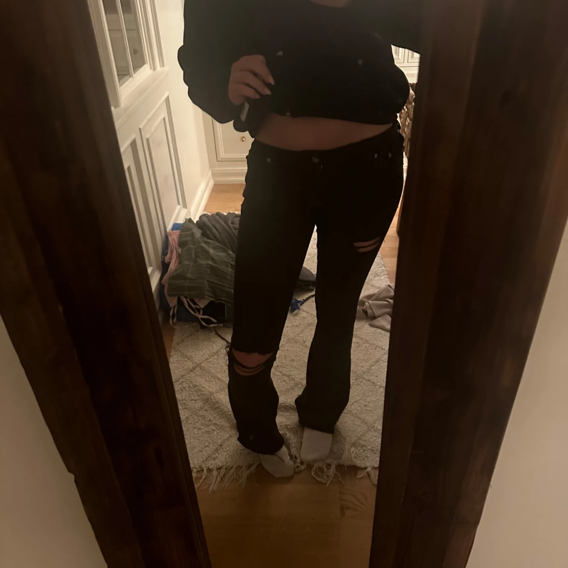 Svarta jeans med slitningar