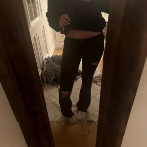 Svarta jeans med slitningar - Snygga svarta jeans med slitningar på knäna. Jag är 167 som referens❣️
