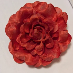 Röd blomma brosch - Snygg röd blomma brosch med säkerhetsnål på baksidan. Perfekt som accessoar för att ge en färgklick till din outfit.