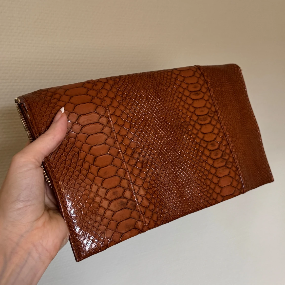 Brun kuvertväska med ormmönster - 3