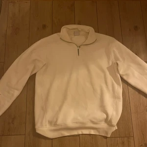 Zara vit half zip - Vit half zip från zara i mycket bra skick 