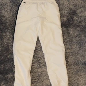 Lacoste byxor - Vita Lacoste byxor. Dom är i bra skick. Dom är S men passar också M. 