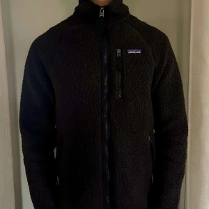Svart Patagonia flecce zip - Svart Patagonia fleece jacka, Mycket bra skick Storlek S Modellen är 178cm 65kg Pris kan diskuteras Skriv vid minsta fråga eller fundering💯🤝