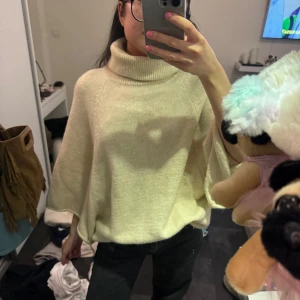 Beige stickad polotröja - Säljer en mysig beige stickad polotröja med en lös passform. 