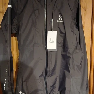 Haglöfs L.I.M Rugged GTX - Hej, jag säljer nu min haglöfs jacka då den passade inte min stil! Den är i helt nyskick med lappen kvar men har bara testat ha på dem! FÄRGEN PÅ DEN ÄR MÖRK MÖRK GRÅ OCH SVART. Nypris för den är 3600kr! Om ni vill ha mer bilder eller undrar på något så kan skriva åt mig!😊