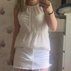 Krämvit topp  - Bra skick!🥰 en liten fläck på insidan av toppen som inte syns på utsidan. Den har ett knäppe i nacken. Buda vad ni kan ge för den! Står ingen storlek men skulle uppskatta att den är i S.