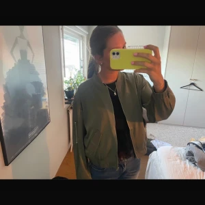 Grön bomberjacka från Freequent - Säljer en snygg grön bomberjacka, aldrig använt 🥰🌟