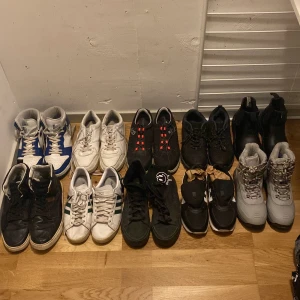 St på skor går från 36-42 och kläderna är både för pojkar och flickor i olika storlekar från S-M  - Skorna kan jag ta för 250kr och kläderna samma pris 250kr jag tar 500kr för allt jag kan dock inte skicka dom via post hade varit skönt om någon kunde komma hit och hämta grejerna 